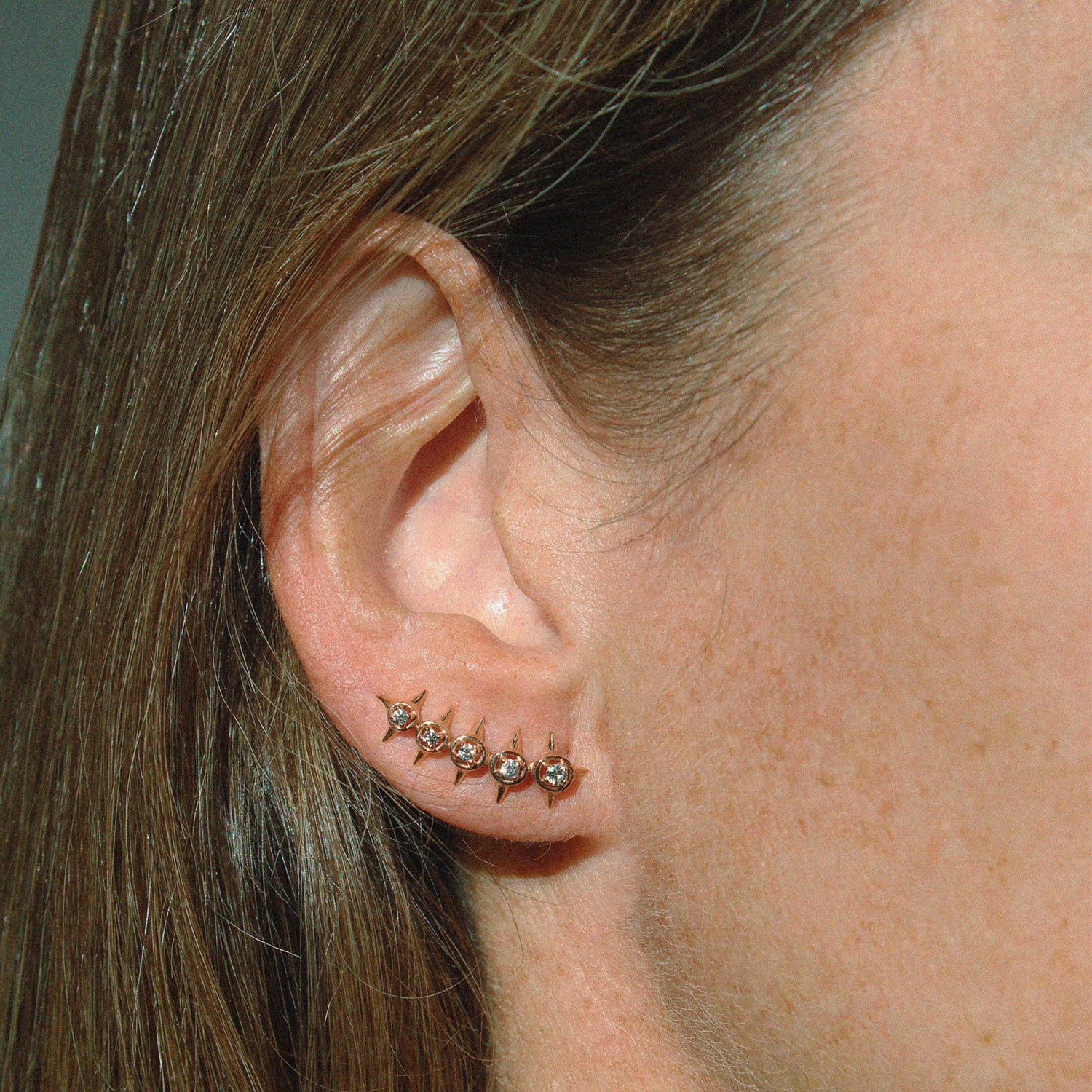 Pendiente crawler M, detalle vista de Gold&Roses