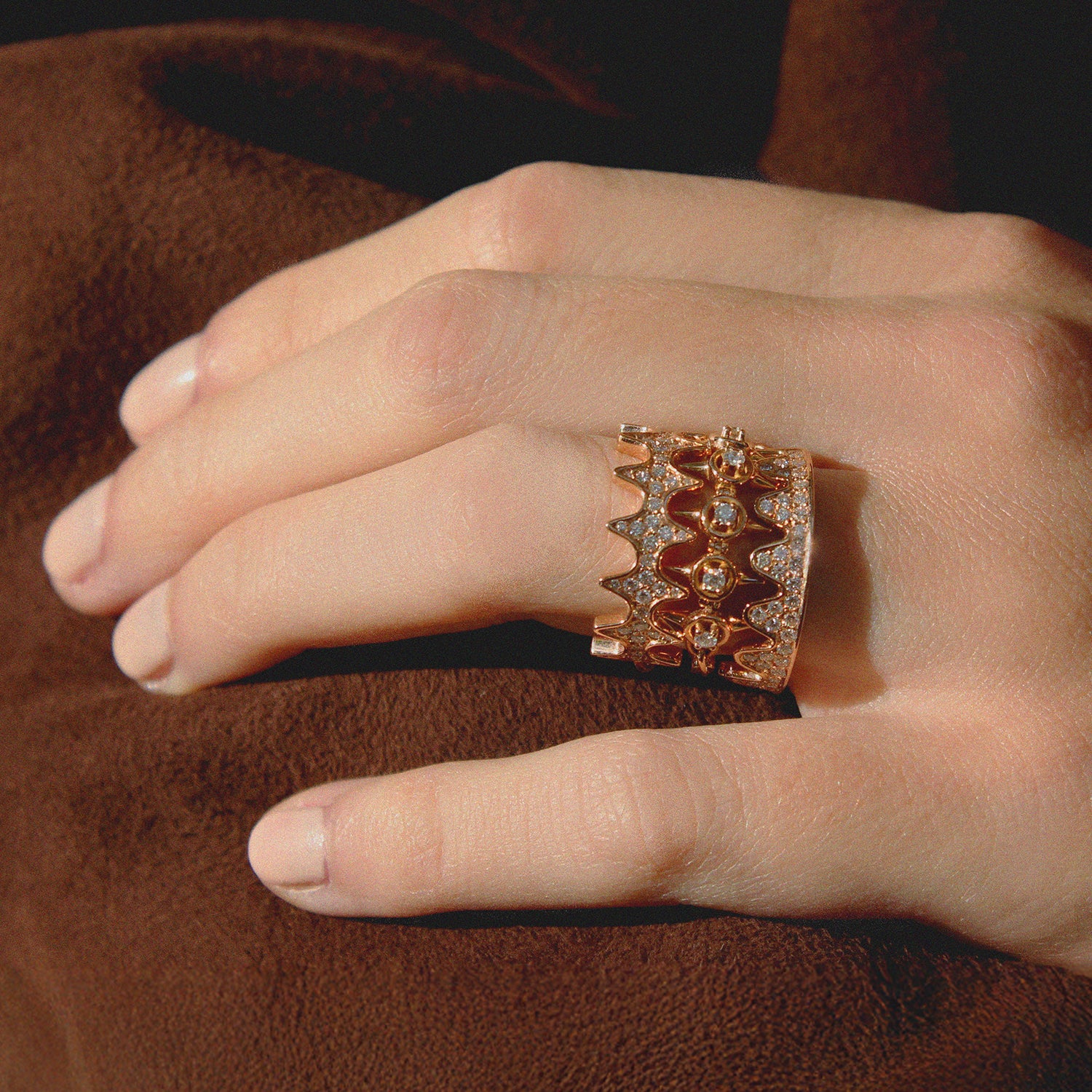 Detalle de los anillos arcos dobles, en oro rosa 18 kts y diamantes, estilo Gold&Roses