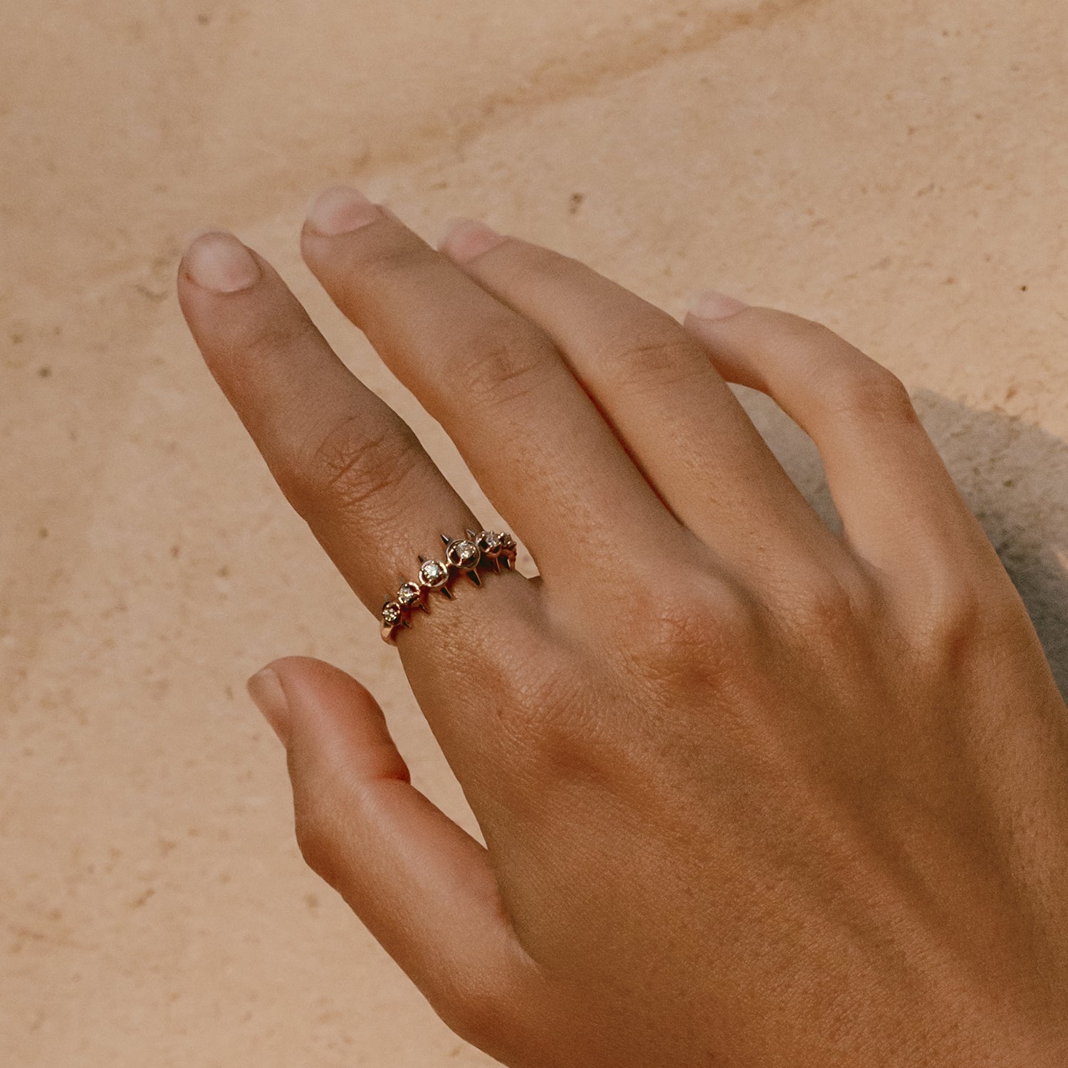 Detalle del anillo Rivière 7 en oro rosa 18 kts y diamantes, estilo de Gold&Roses