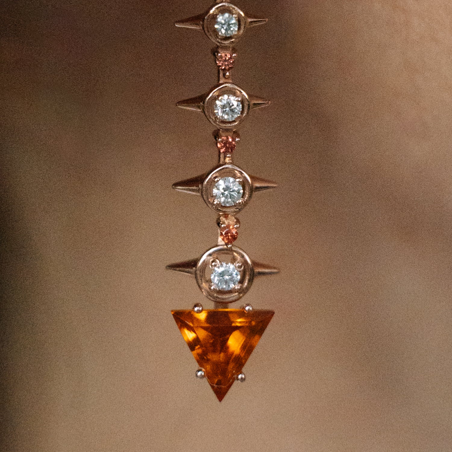 Detalle de los pendientes citrino madeira, diamantes y zafiro padparadsha