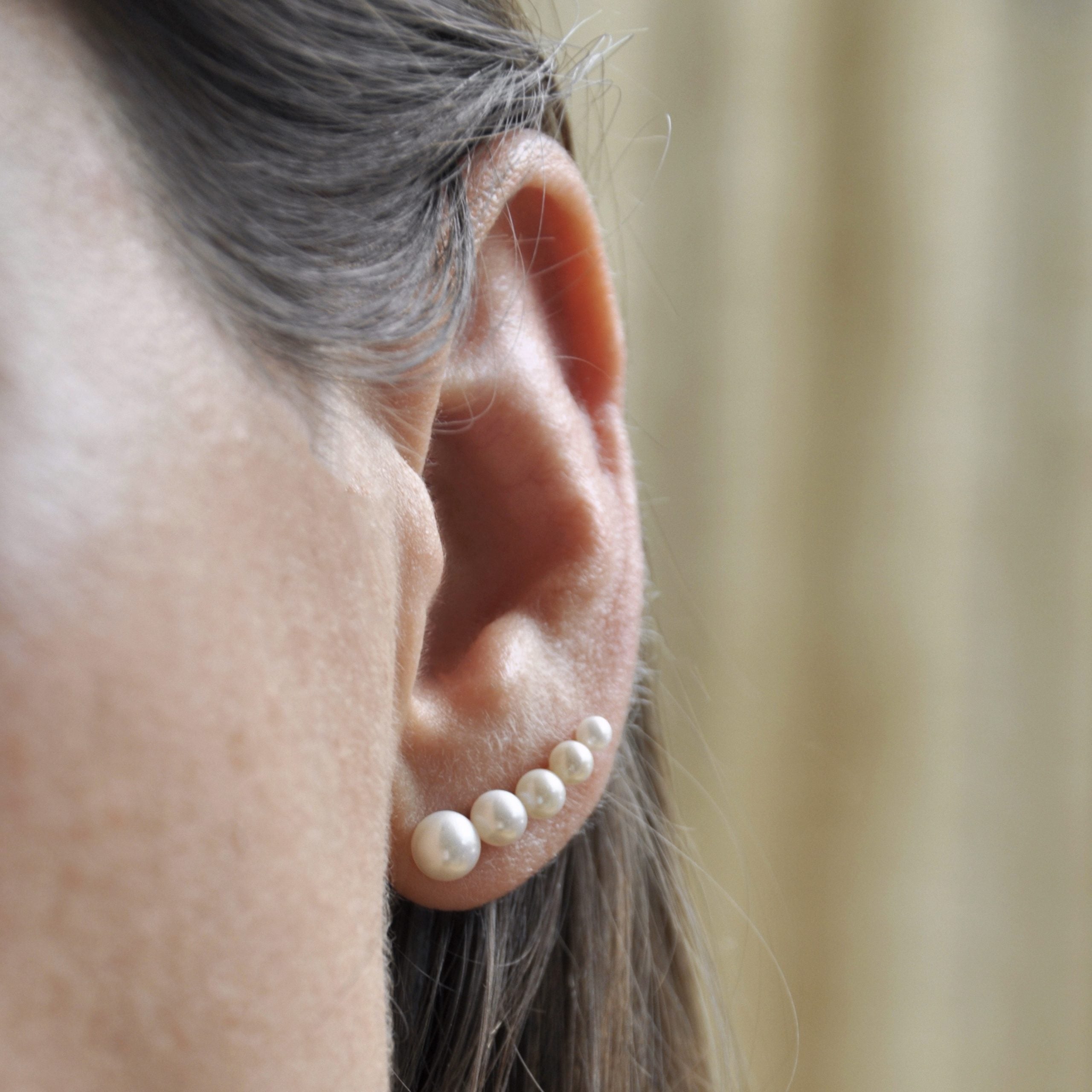 Crawler earring with five pearls