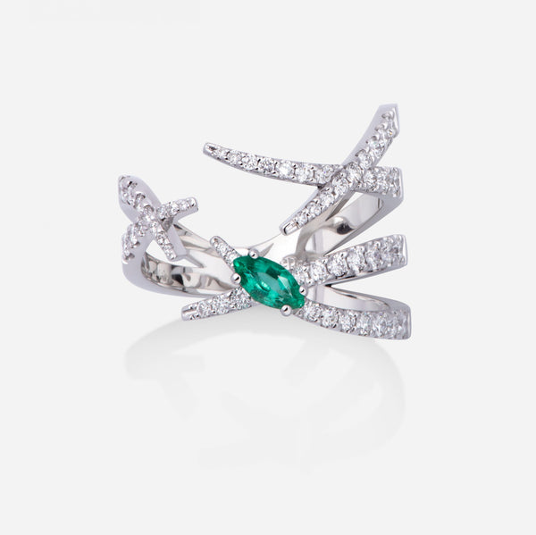 Anillo trepador en oro blanco 18kts, diamantes (0,56 cts) y esmeralda (0,20 cts), de Jardín de Aire de Gold&Roses. 
