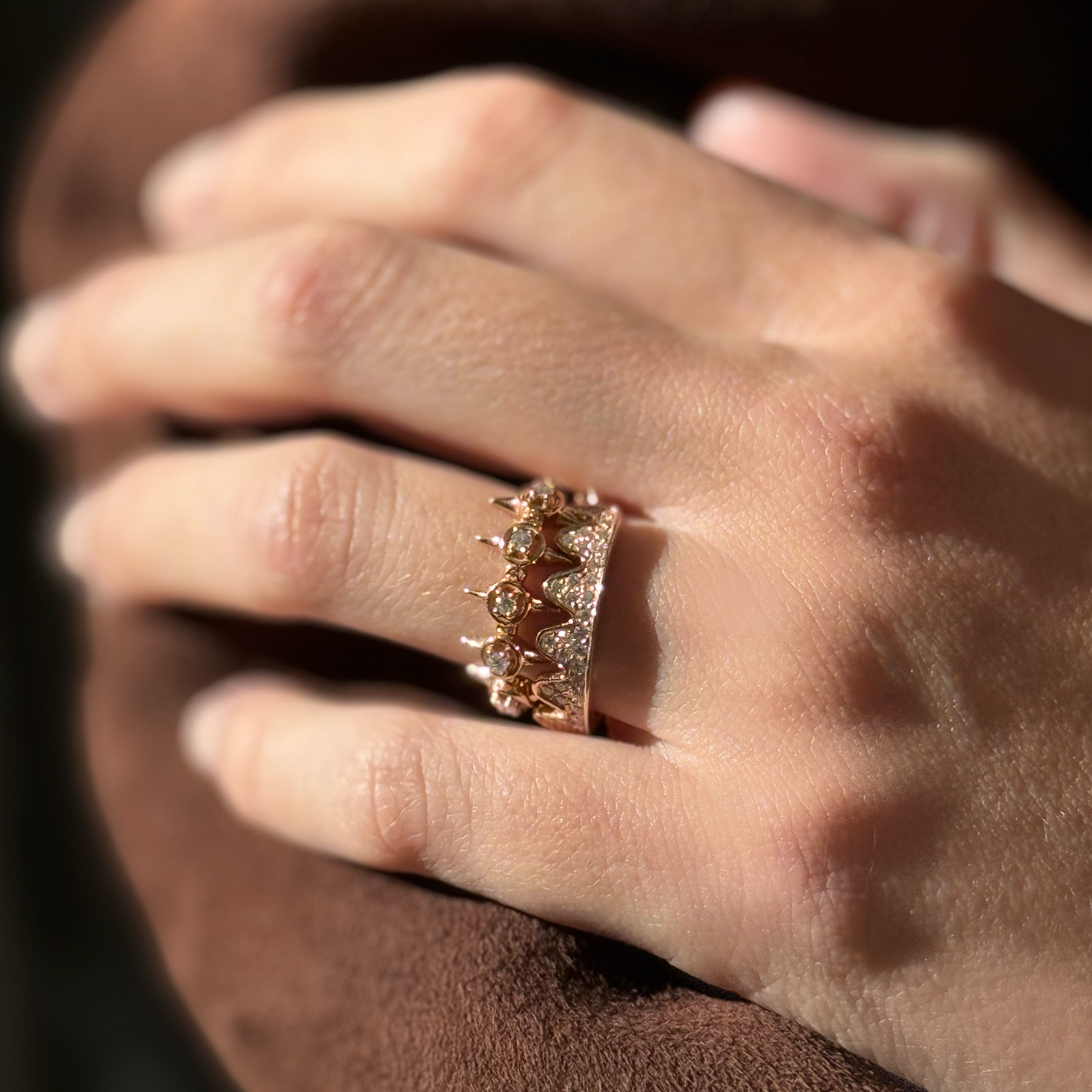 Anillo Peak Palace arcos, en oro rosa 18 kts y diamantes, estilo de Gold&Roses