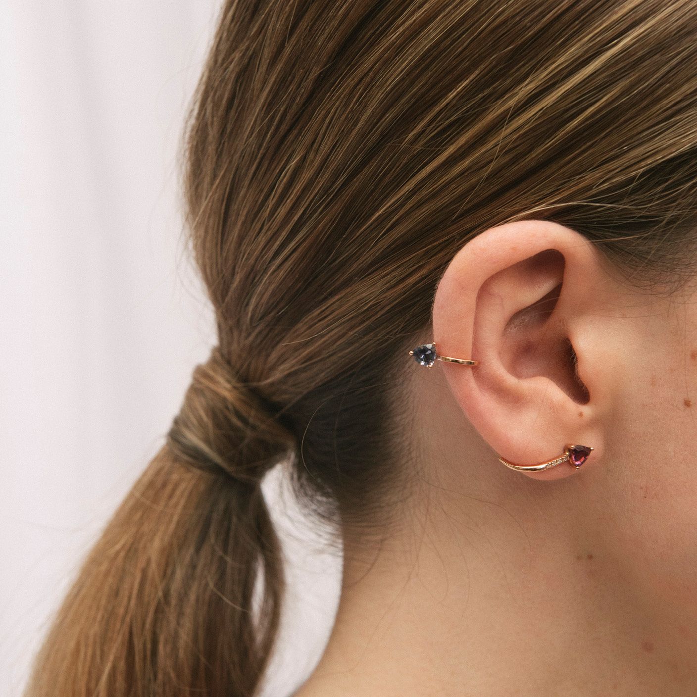 Earlook del pendiente masai crawler, en oro rosa 18 kts, ideal para elevar cualquier look con Gold&Roses